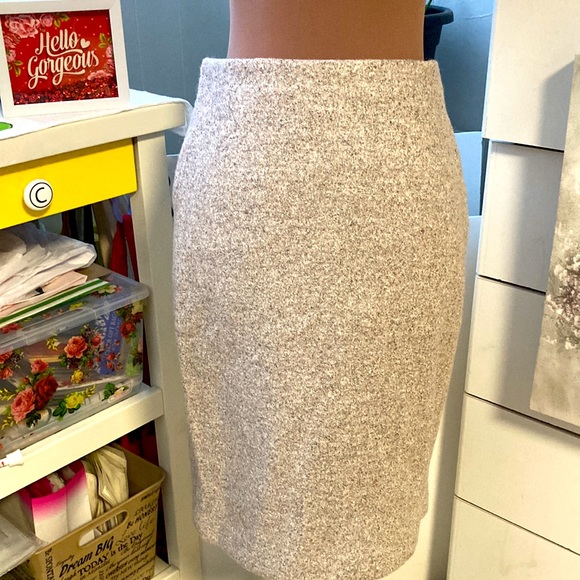 Ann Taylor skirt. Textured. Wool blend. - Picture 2 of 5